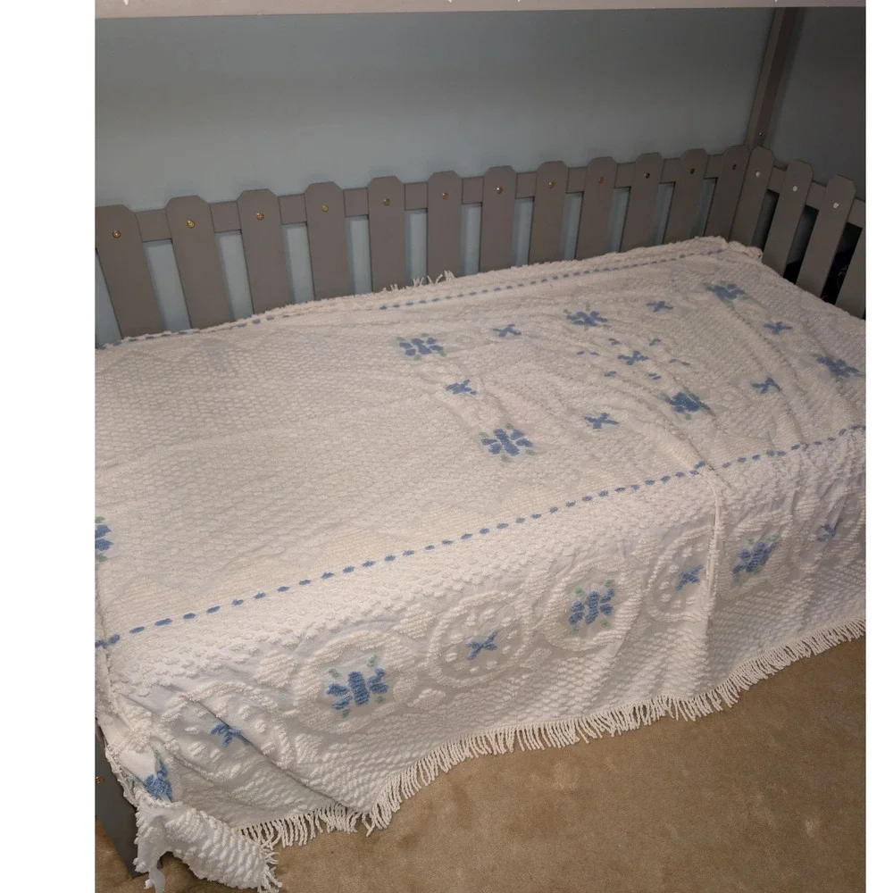Vtg White Blue Floral Cotton Chenille Throw‎ Blanket Fringe Made USA Americana